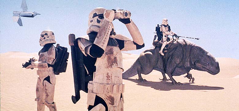a filmben a sandtrooperek háta mögött látszódott először egy shuttle